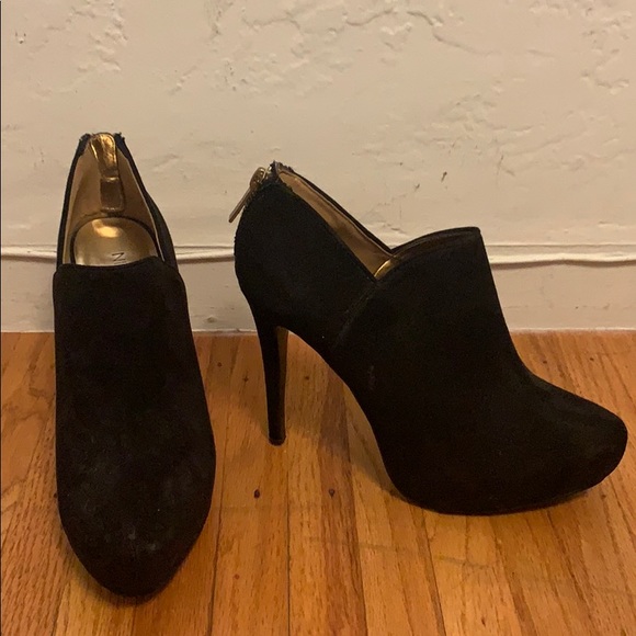 Black suede Nine West booties with zippers - Picture 3 of 3